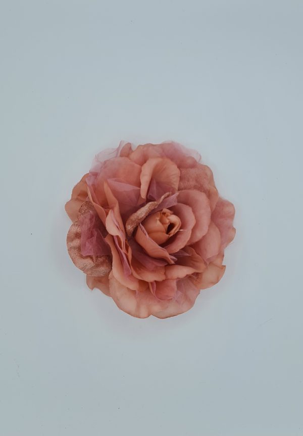 flor broche rosa empolvado