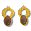 pendientes dorados con marron